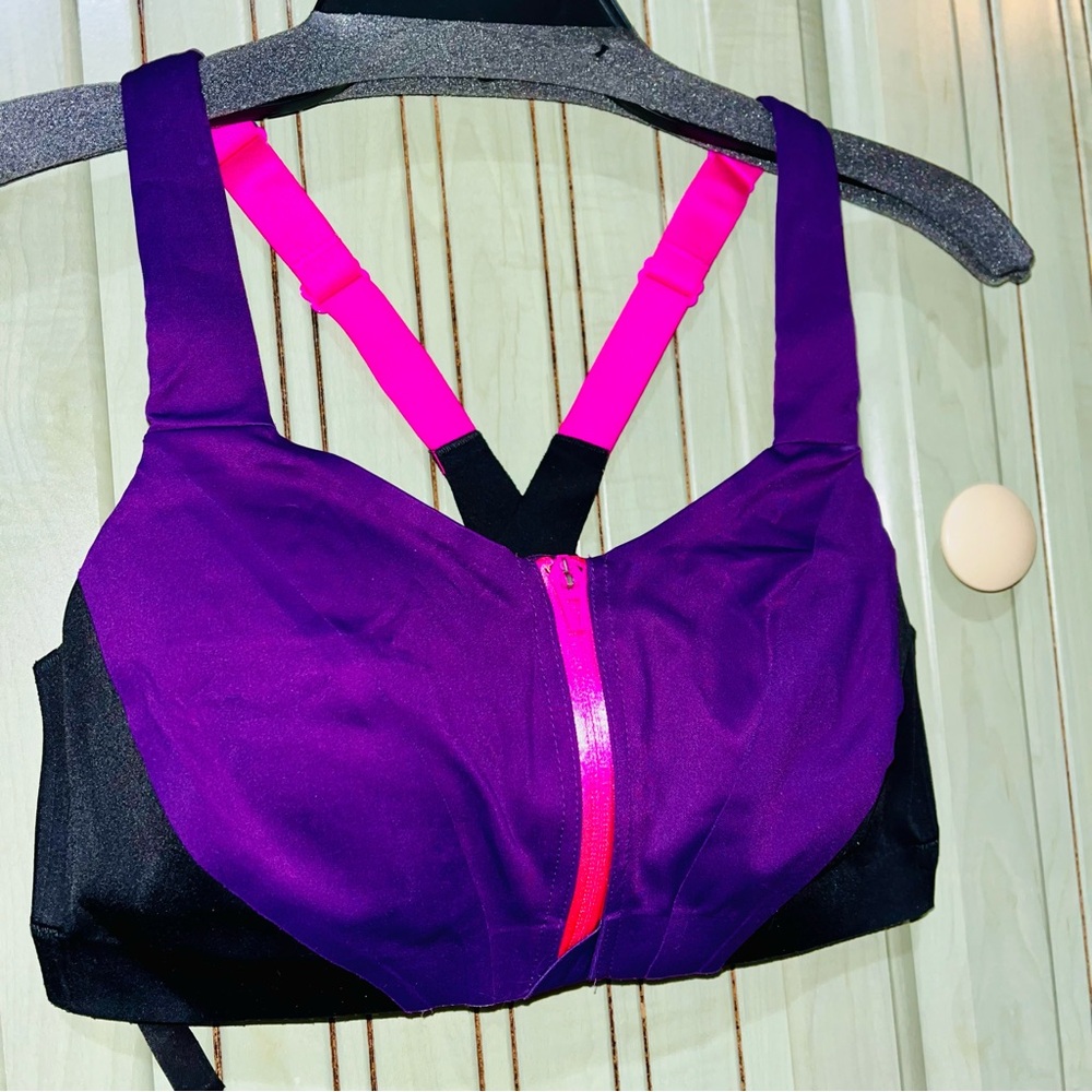 VS Knockout front close sport bra size 34D